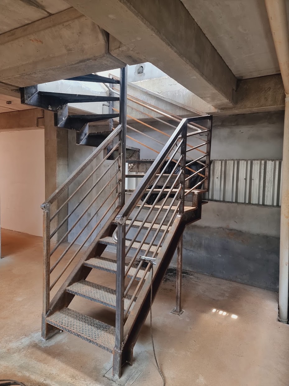 Escada reta com patamar em angulo